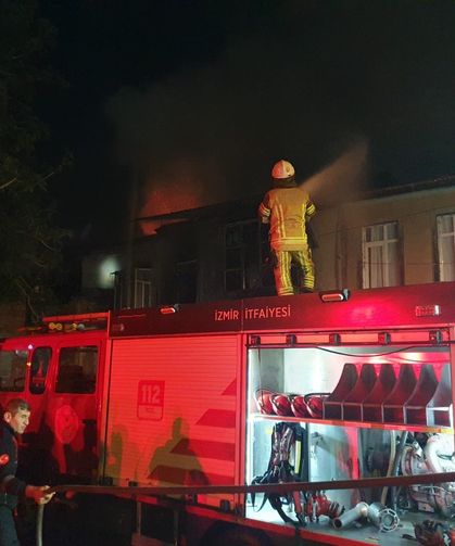 İzmir'de tekstil atölyesinde yangın çıktı! Alevler diğer binalara da sıçradı
