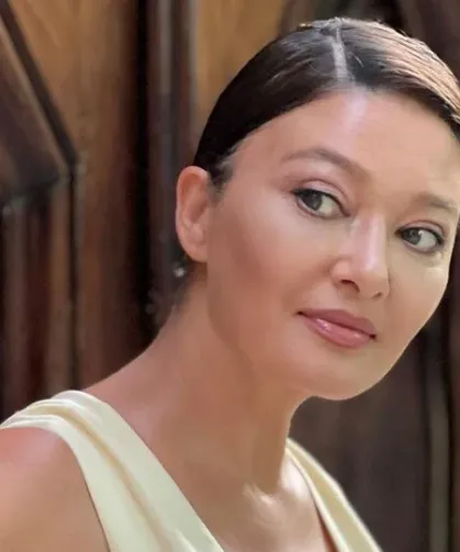 Nurgül Yeşilçay katıldığı davette derin göğüs dekoltesiyle dikkat çekti!