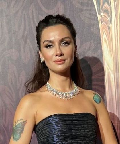 Birce Akalay Cannes'da! Kombiniyle dikkatleri üzerine çekti