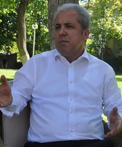 İktidara yakın kalemden dikkat çeken çıkış: Geleceğe dair umutları azalmış bu toplum yeniden bir işaret fişeği bekliyor