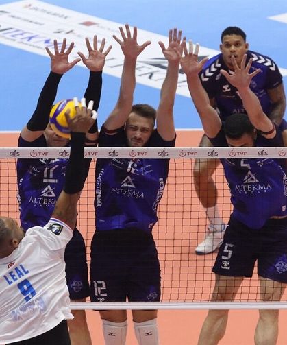 Altekma’da alkışlarla uğurlama: 7 oyuncuya plaketli veda