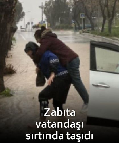 İzmir'de zabıta ekipleri vatandaşları sırtında taşıdı!