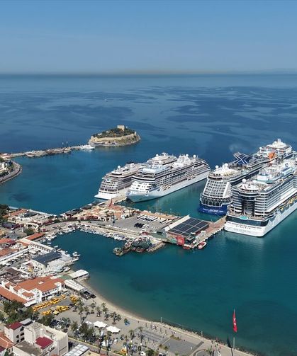 4 kruvaziyerle 10 bin 800 turist geldi! İzmir Selçuk'a akın