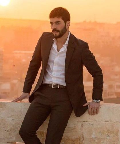 Akın Akınözü ve Ünlü Modacı Sevgilisi Gündem Oldu: İşte O Çok Konuşulan Fotoğraf!