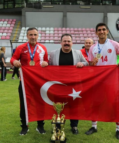 Aliağa’nın gururu dünyayı salladı: Semih Ayriç Milli Takımla şampiyon!