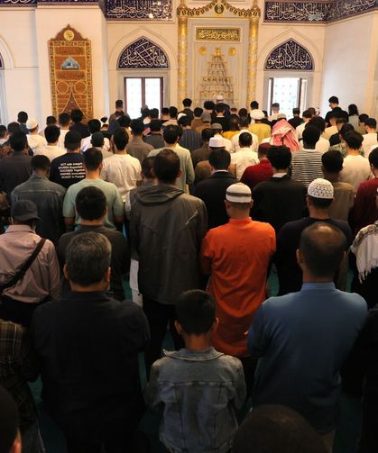 Cemaat sığmadı, Bayram Namazı 3 kez kılındı!