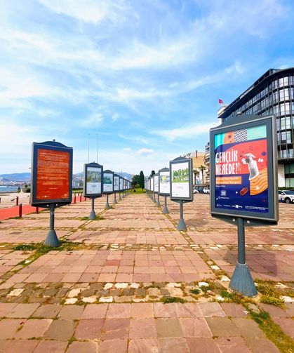 İzmir'de gençlerin sorunları karikatürlere yansıdı!