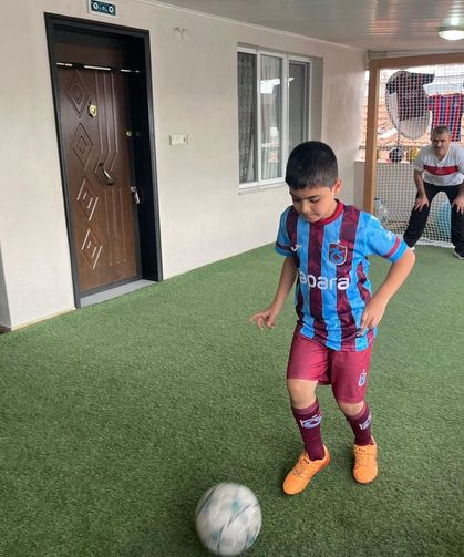 İzmirli fedakar babadan oğluna mini saha!
