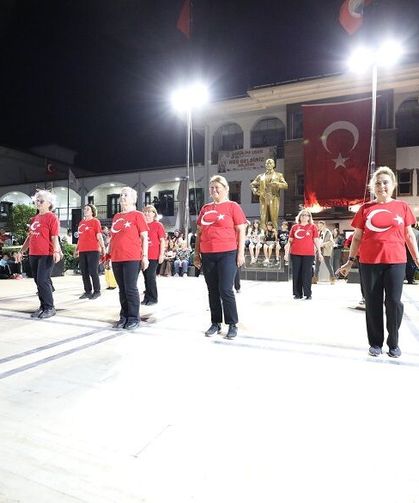 Menderes’te mandalina kokulu festival: Sahne yıldızlarla doldu!