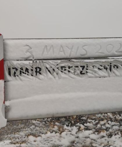 İzmirliler şaşkın: 1517 rakımlı zirvede Mayıs’ta kar keyfi!