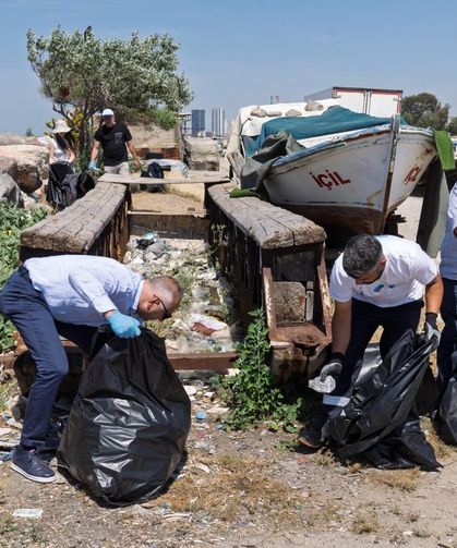 İzmir'de denizden çıkan klozet kapağı ve masa şoke etti!