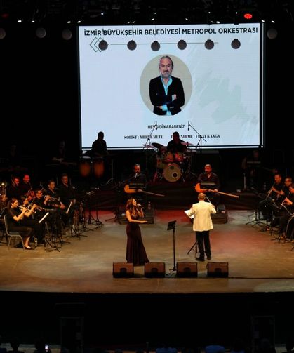 İzmir'de Edip Akbayram ve Volkan Konak şarkılarıyla anıldı!