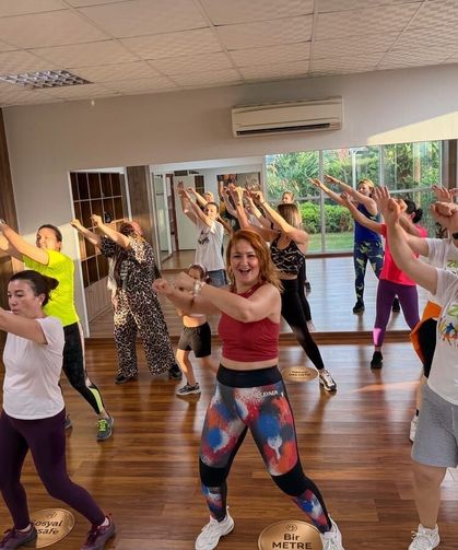 Menderes’te kadınların zumba ritmi: Hem dans hem spor!