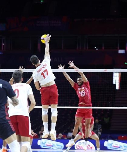 Tarihi zafer! Filenin Efeleri ilk kez VNL'de çeyrek finalde