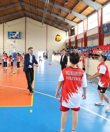 Dikili'de genç sporcular plaj voleybolu turnuvasında buluşacak!
