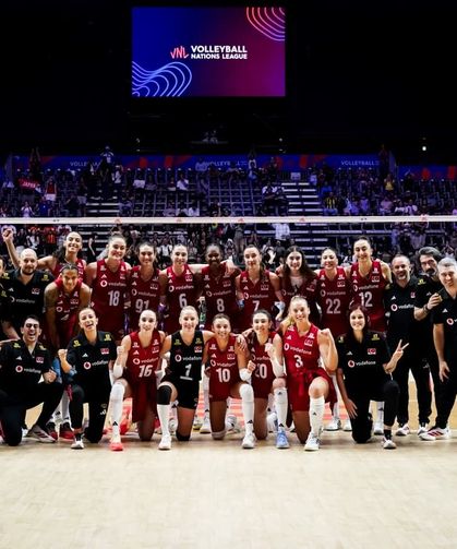 İzmirli voleybolculardan Filenin Sultanlarına destek mesajı!