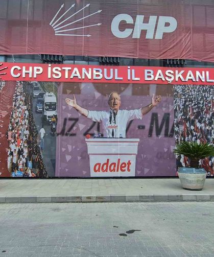 CHP İstanbul il Başkanlığı'na Genel Merkez damgası! Gelenleri Kılıçdaroğlu'nun fotoğrafı selamlıyor