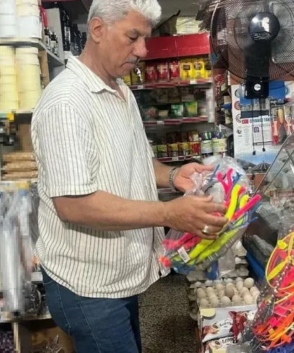 İzmir'deki bu bakkalda aradığınız her şey var! Gören dönüp bir daha bakıyor