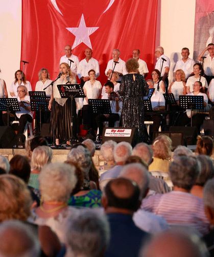 Foça'da yaz akşamı müzikle renklendi!