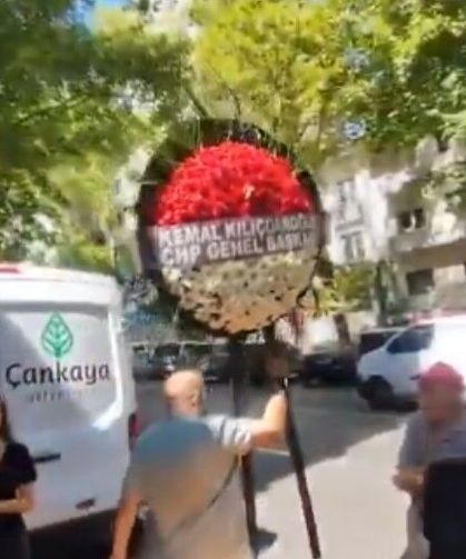 Kadir İnanır'ın ardından Ahmet Telli... Kılıçdaroğlu'nun çelengi yine törene alınmadı