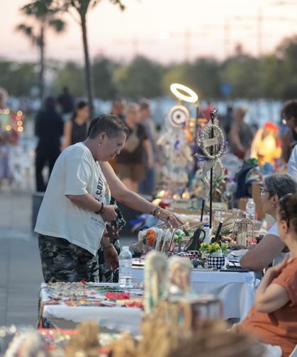 Konak'ta Gece Kermesi: Çeşit çeşit ürünleriyle herkese hitap ediyor