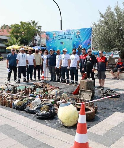 Foça'nın mavi sularından meydana: Kirliliğin utanç tablosu sergide!