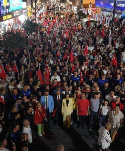 Karşıyaka’da Zafer Bayramı coşkusu: Binlerce kişi fener alayında buluştu