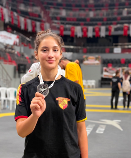 Göztepeli gençlerden tekvandoda büyük başarı! Üç madalya birden