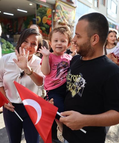 Karabağlar’da 30 Ağustos coşkusu! Sokaklar kırmızı-beyaza büründü