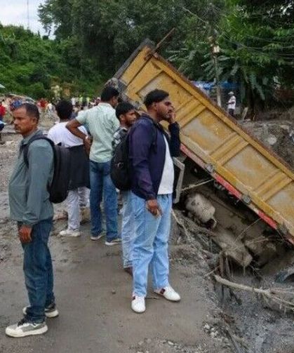 Himalayalar'daki selde bilanço ağırlaşıyor: Can kaybı 750'ye çıktı, 3 binden fazla kayıp ihbarı var
