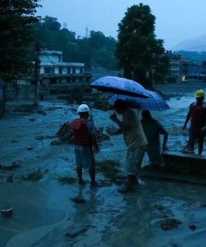 Nepal'de köyleri haritadan silen sel felaketinde bilanço ağırlaşıyor! Deprem dediler, heyelan çıktı!