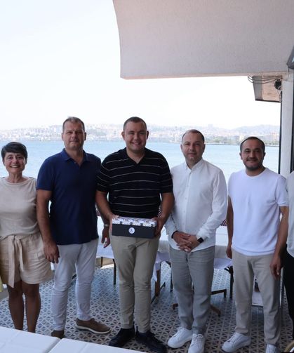İzmirli Tuna Tunca’nın büyük başarısı kutlandı! Kuzey Kanalı’nı geçti