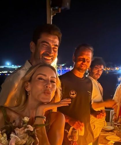 Ünlü çift doğum günü kutlamasında pozlarıyla ilgi topladı!