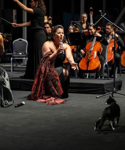 İzmir Oda Orkestrası sezonu açtı! Gecenin finali herkesi ayağa kaldırdı