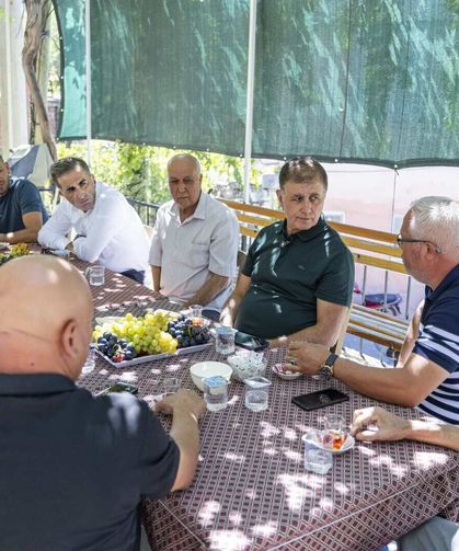 Başkan Tugay’dan Bergama’da saha mesaisi! Kovanın başına geçip bal sağdı
