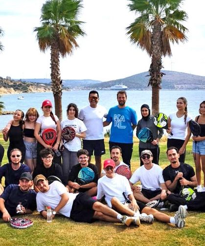 Çeşme’de gençler padel sporu ile tanıştı