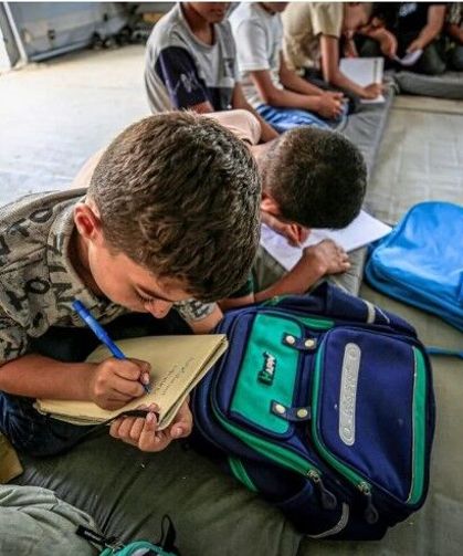 Filistinli çocuklar üç yılın ardından yeniden ders başı yaptı! Gazze'de çadır okullar devrede