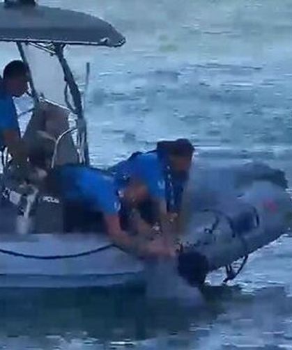 Karşıyaka’da denize düşen vatandaşı polis ekibi kurtardı