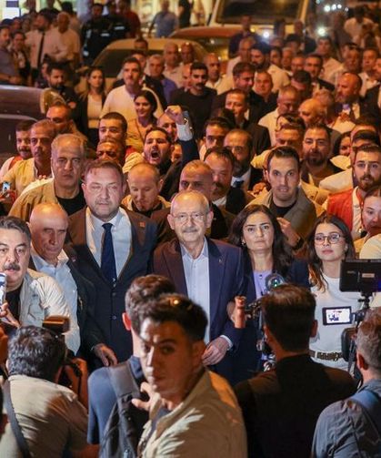 Kılıçdaroğlu Bostanlı’da vatandaşlarla birlikte yürüdü