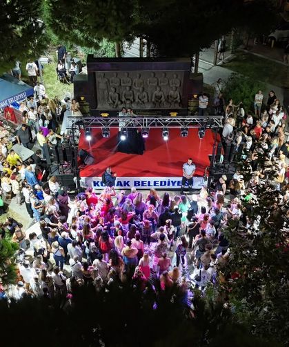 Yapay zekaya gerek kalmadı! Konak’ta 80’ler ve 90’lar gerçeğe dönüştü