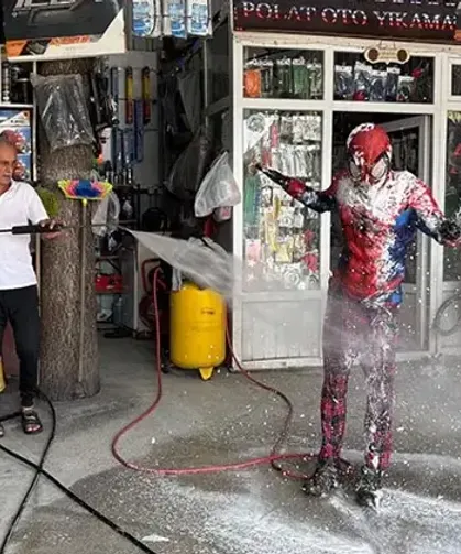 İzmir’den Türkiye turuna çıkan Örümcek Adam’dan sıra dışı istek!