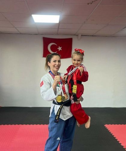 60 madalyalı şampiyonun en tatlı antrenman partneri: 5 yaşında salona damga vurdu!