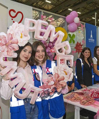 İzmir Kültürpark pembe kurdelelerle farkındalık alanına dönüştü!