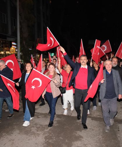 Dikili'de iki günlük 29 Ekim coşkusu: Kortejler, Ayna ve Gökçe konserleriyle meydanlar doldu taştı