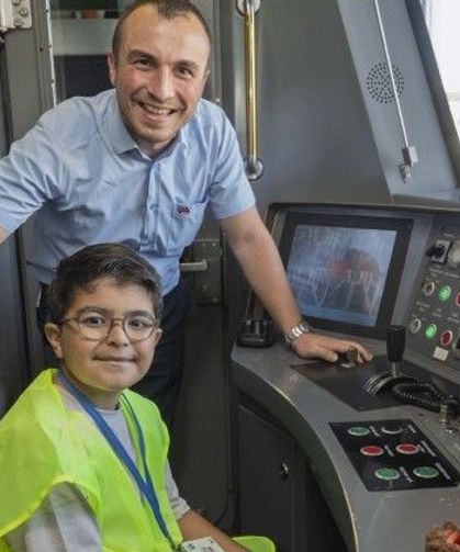 Her gün sürücülere el sallıyordu! 8 yaşındaki Emirhan’a unutulmaz sürpriz