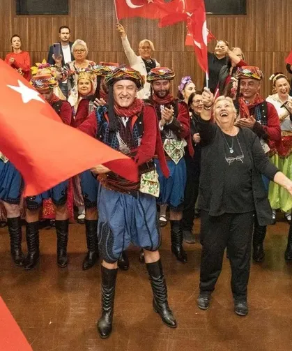 İzmir'de huzurevi sakinlerinden unutulmaz 29 Ekim kutlaması: "İyi ki Atatürk'ümüz vardı"