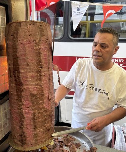 İzmir’de 7 yıllık Cumhuriyet geleneği: Çocuklara 2 bin kişilik döner hazırlandı