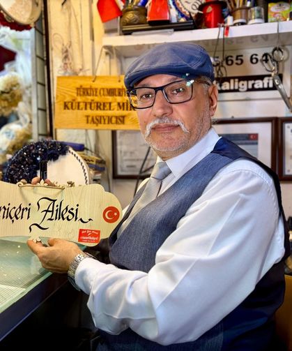 İzmir'de okuma yazma güçlüğünü aşarak usta oldu: Kaligrafi sanatında geleceğe miras bırakıyor!