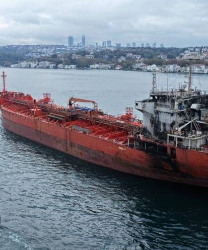 Karadeniz’de vurulan tanker sökülmek üzere İzmir’e getiriliyor