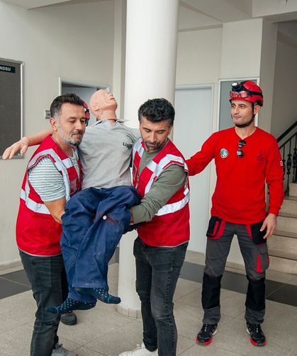Karşıyaka’da deprem tatbikatı gerçeğini aratmadı! Ekipler harekete geçti